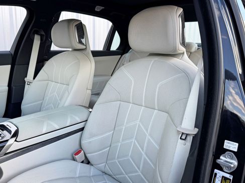 Used 2023 BMW i7 xDrive60 w/ Executive Package 2 image 44