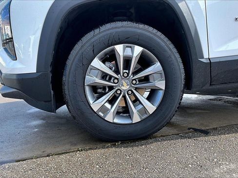 Used 2026 Chevrolet Equinox LT FWD image 2
