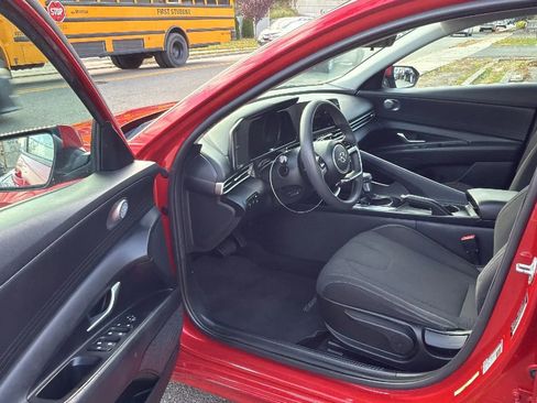 Used 2021 Hyundai Elantra SE image 23