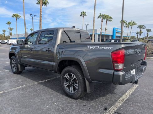Used 2017 Toyota Tacoma TRD Sport image 6