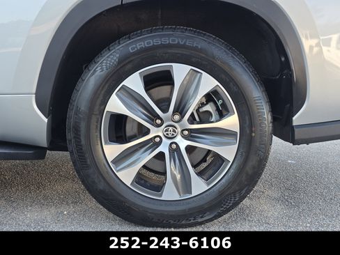 Used 2023 Toyota Highlander XLE FWD image 46