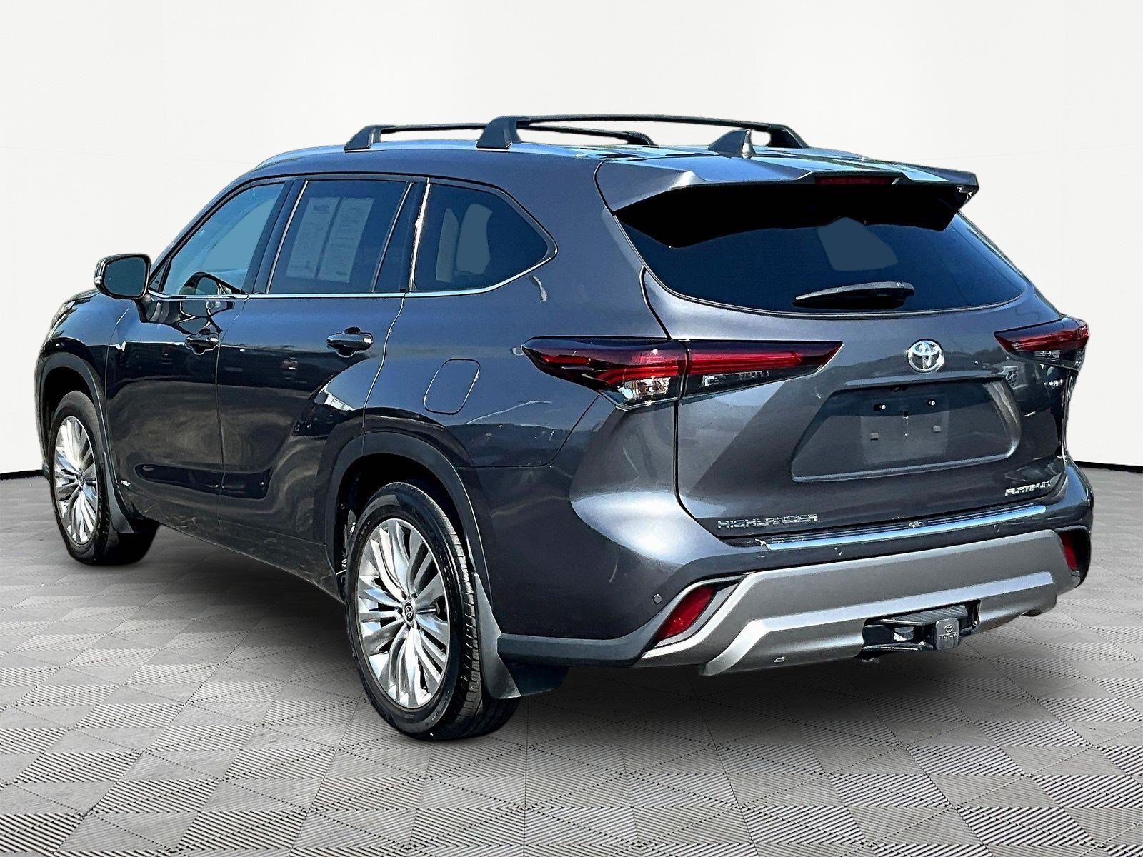 Used 2025 Toyota Highlander Platinum AWD/4WD image 4