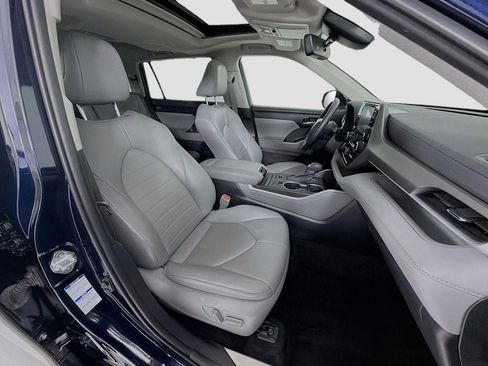 Used 2022 Toyota Highlander XLE AWD/4WD image 30