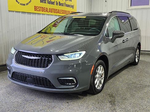 Used 2022 Chrysler Pacifica Touring-L FWD image 1