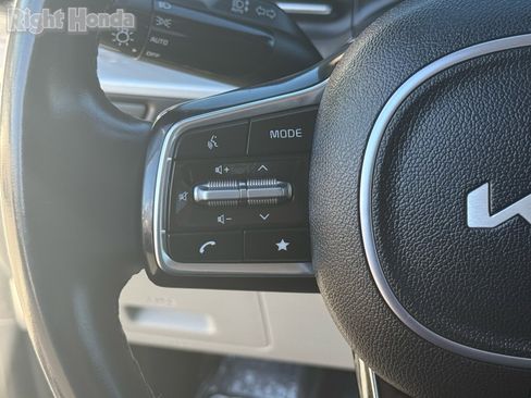 Used 2024 Kia Carnival LX image 16