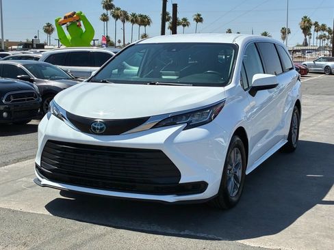 Used 2022 Toyota Sienna LE FWD image 2
