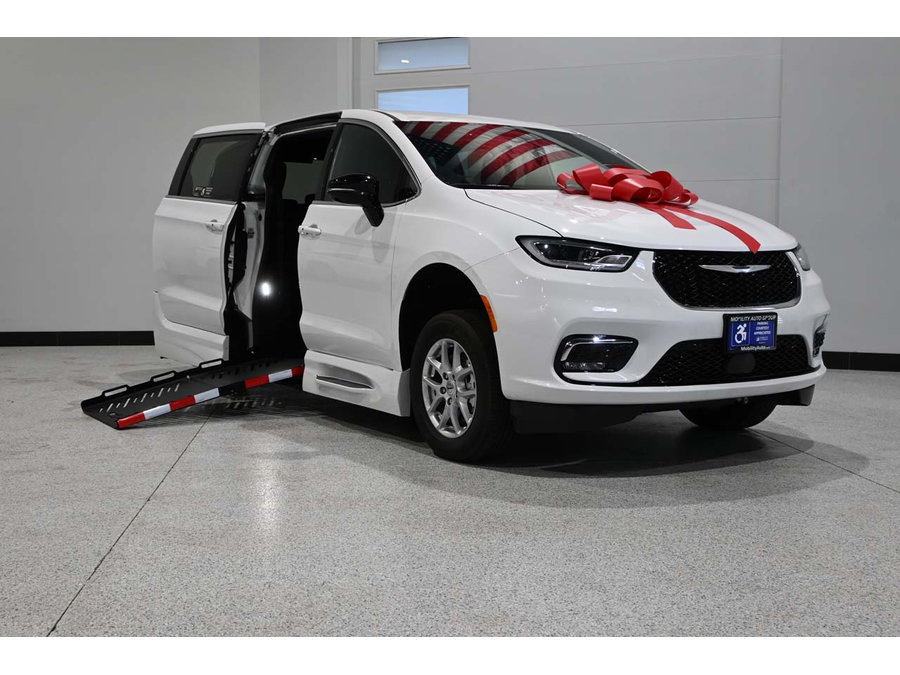 New 2024 Chrysler Pacifica Touring FWD image 2
