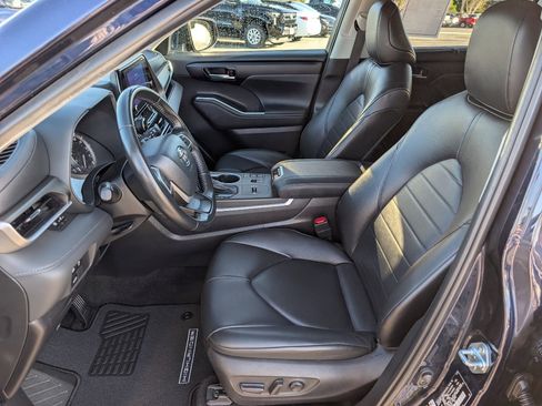 Used 2024 Toyota Highlander XLE image 2