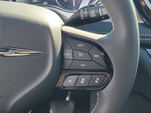 Used 2025 Chrysler Pacifica Limited image 17