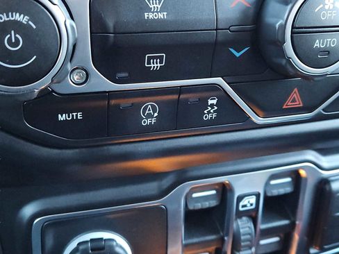 Used 2021 Jeep Wrangler Unlimited Islander image 16