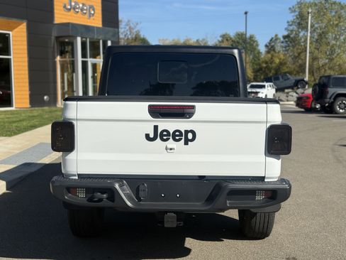 Used 2024 Jeep Gladiator Sport image 3