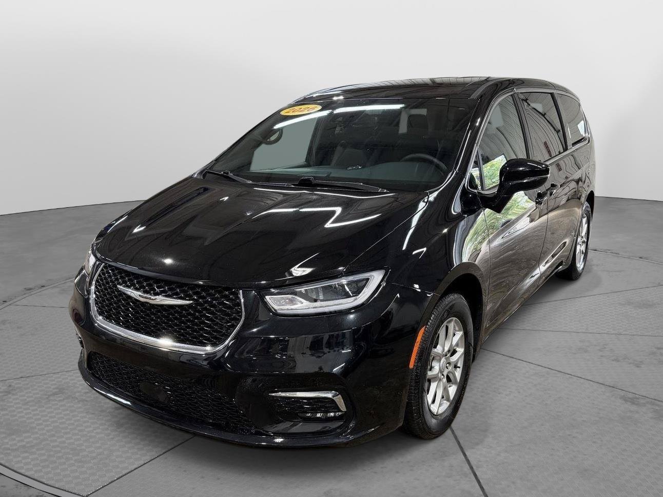 Used 2026 Chrysler Pacifica Select FWD image 6