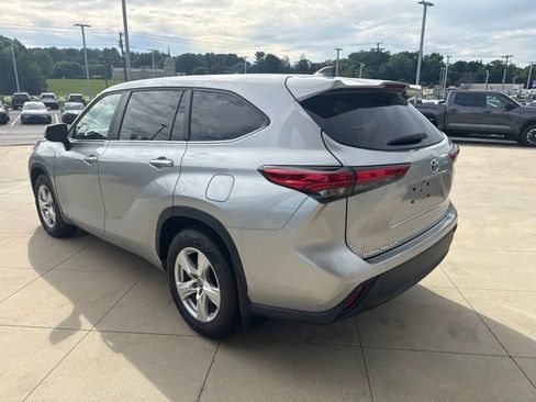 Used 2023 Toyota Highlander LE AWD/4WD image 5