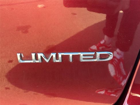 Used 2017 Chrysler Pacifica Limited image 47