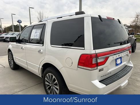 Used 2017 Lincoln Navigator Select image 4