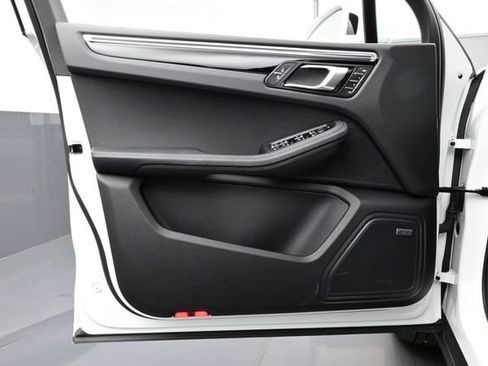 Certified 2025 Porsche Macan AWD/4WD image 7