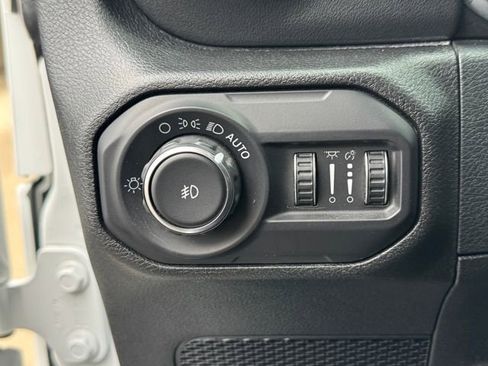 Used 2018 Jeep Wrangler Unlimited Sahara image 15