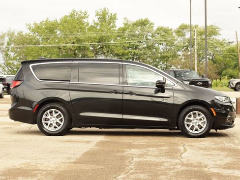 Used 2023 Chrysler Pacifica Touring-L FWD image 8
