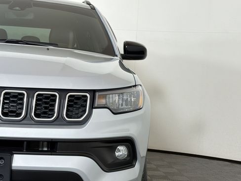 Used 2024 Jeep Compass Latitude image 11