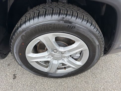 Used 2024 Jeep Compass Latitude image 12