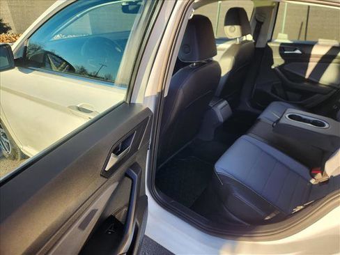Used 2025 Volkswagen Jetta SE w/ Sunroof Package image 21