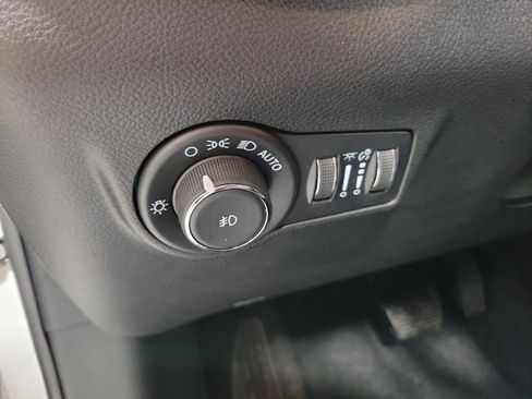 Used 2025 Jeep Compass Limited image 44