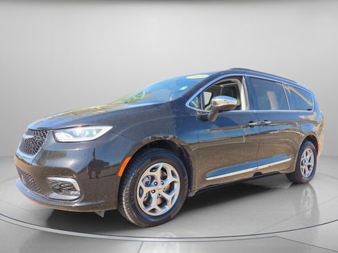 Used 2023 Chrysler Pacifica Limited w/ Uconnect Theater Family Group image 2