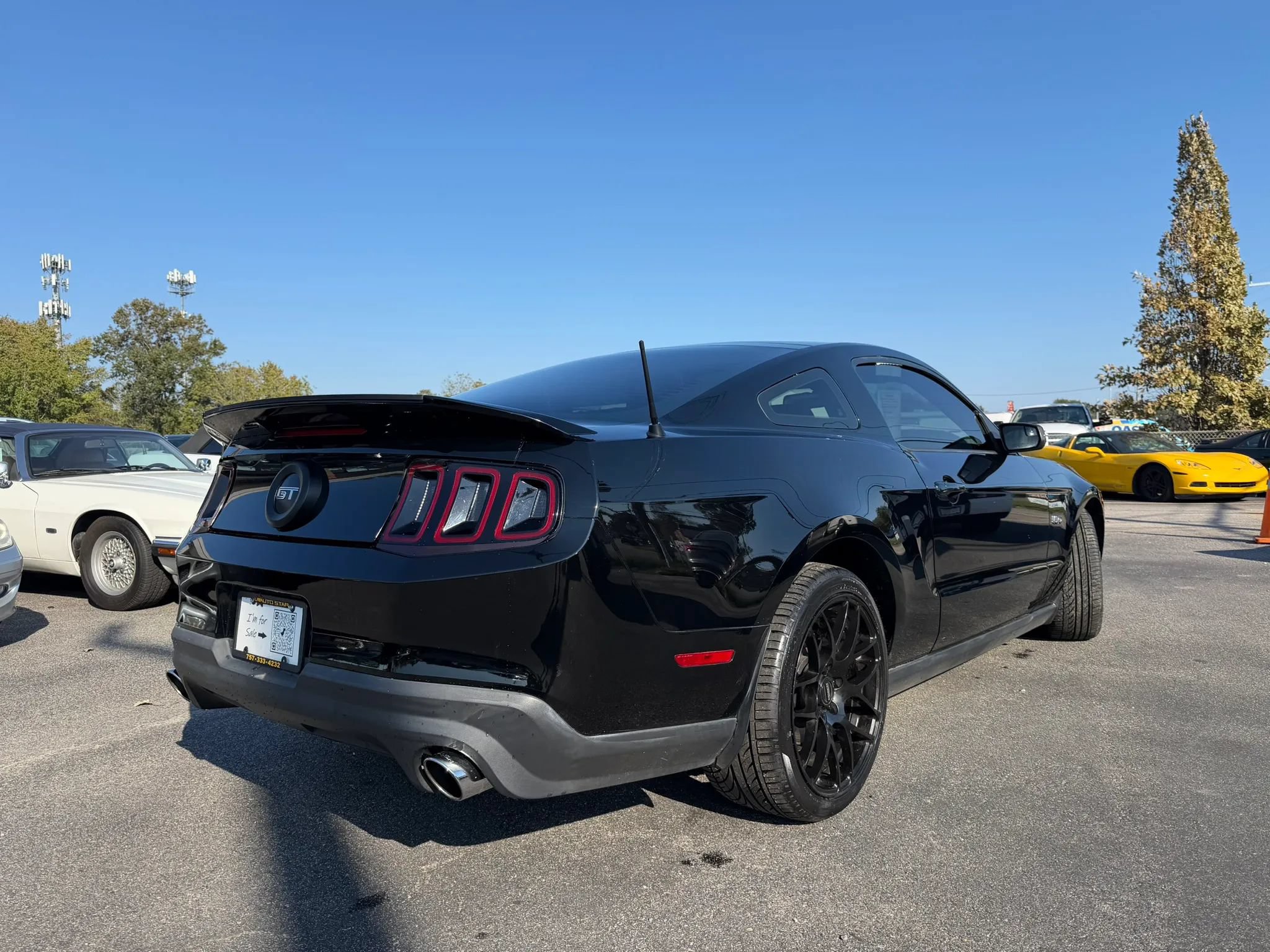 Used 2012 Ford Mustang GT Premium w/ HID Headlamps & Security Pkg RWD image 3