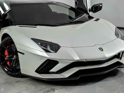 Used 2017 Lamborghini Aventador S image 3