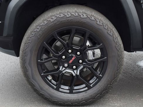 Certified 2023 GMC Canyon Denali w/ Denali Black Edition image 34