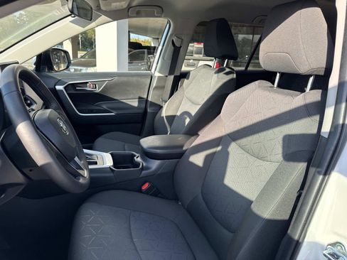 Used 2025 Toyota RAV4 XLE image 32