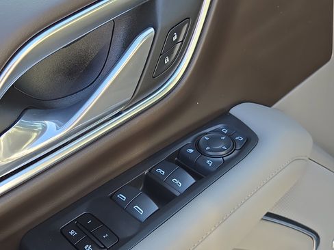 Used 2024 Chevrolet Tahoe Z71 w/ Luxury Package AWD/4WD image 16