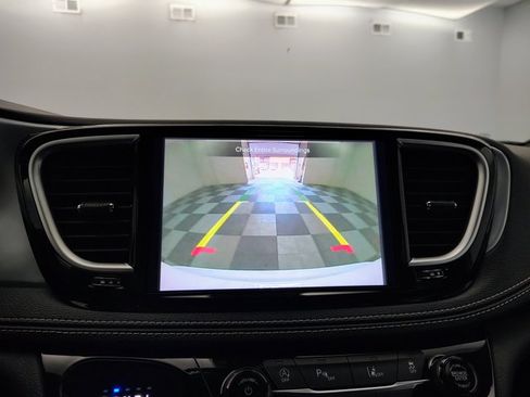 Used 2026 Chrysler Pacifica Limited w/ S Appearance Package FWD image 4