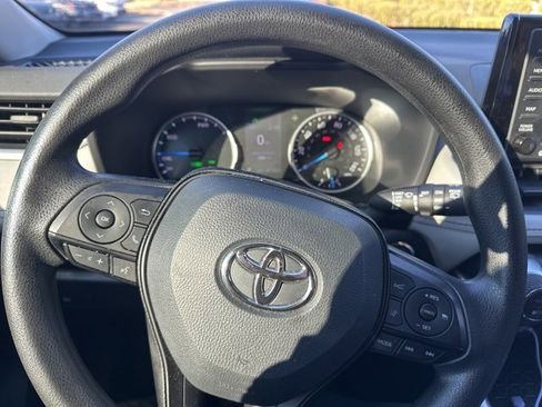 Used 2022 Toyota RAV4 XLE image 9