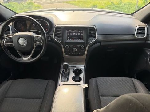 Used 2021 Jeep Grand Cherokee Laredo AWD/4WD image 26