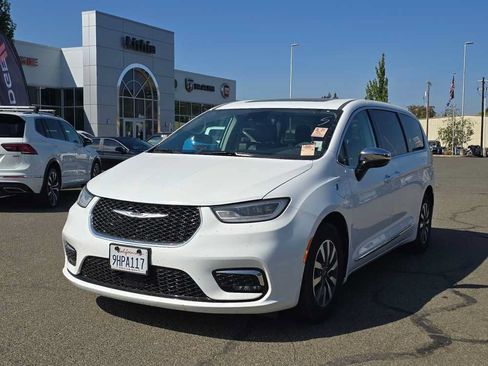 Used 2023 Chrysler Pacifica Limited FWD image 15