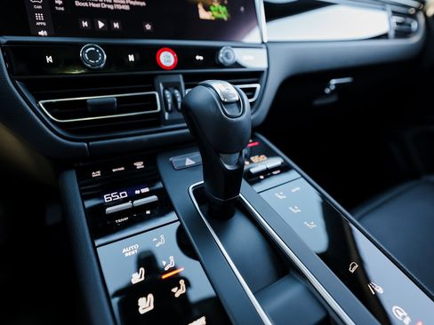 Certified 2025 Porsche Macan image 20