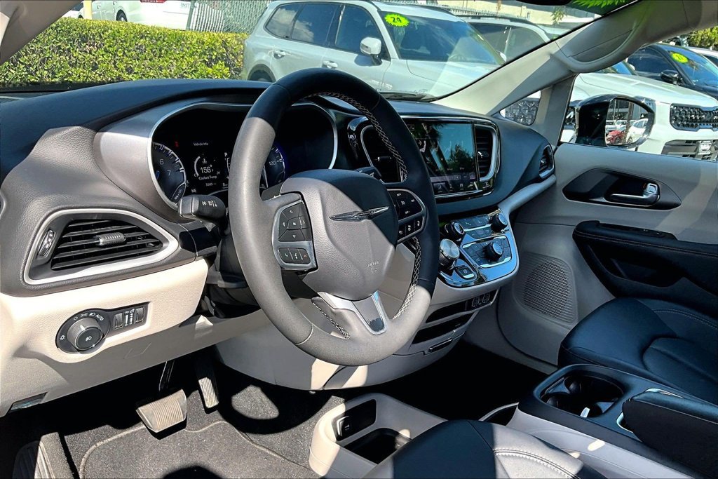 Used 2024 Chrysler Pacifica Touring-L FWD image 9
