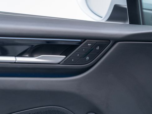 Certified 2025 Porsche Macan Electric image 22