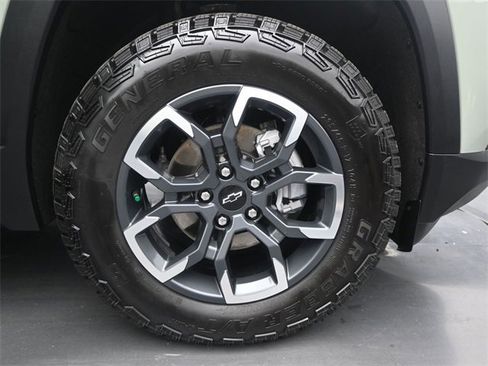 Used 2025 Chevrolet Equinox ACTIV w/ Safety and Technology Package image 17