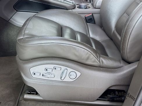 Used 2021 Porsche Macan Turbo image 25