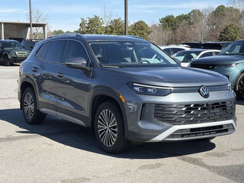 Used 2025 Volkswagen Tiguan S image 7