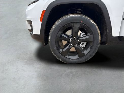 New 2025 Jeep Grand Cherokee L Altitude image 39
