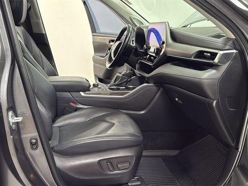 Used 2023 Toyota Highlander Limited image 19