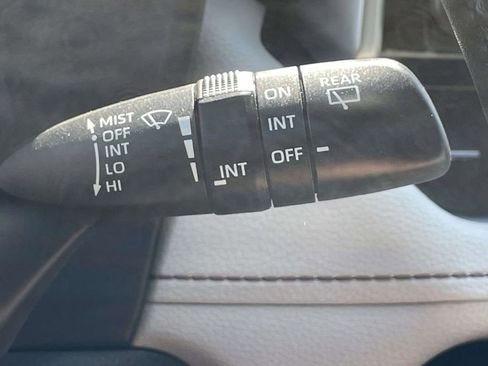 Used 2021 Toyota RAV4 XLE Premium AWD/4WD image 32