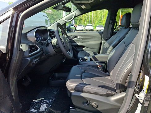 New 2026 Chrysler Voyager LX image 9