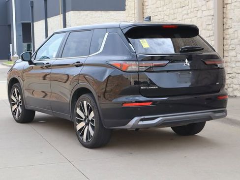 Used 2025 Mitsubishi Outlander AWD image 3
