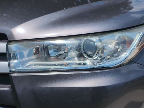 Used 2019 Toyota Highlander XLE FWD image 6