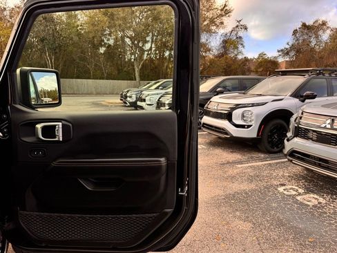 Used 2025 Jeep Wrangler Sahara image 35