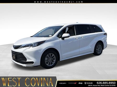 Used 2025 Toyota Sienna LE FWD image 5